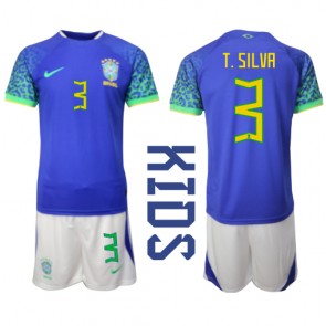 Brasilien Thiago Silva #3 Replika Babytøj Udebanesæt Børn VM 2022 Kortærmet (+ Korte bukser)
